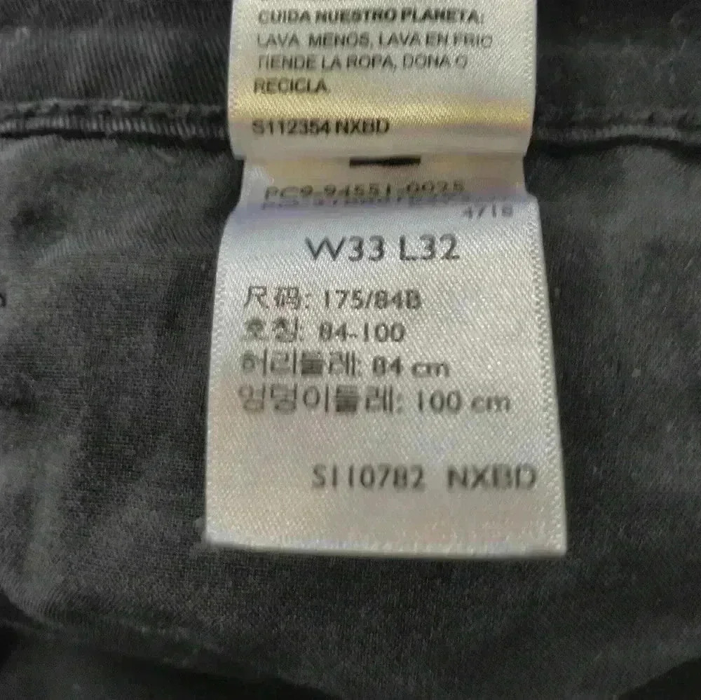 Levi's - Picture 2 of 4